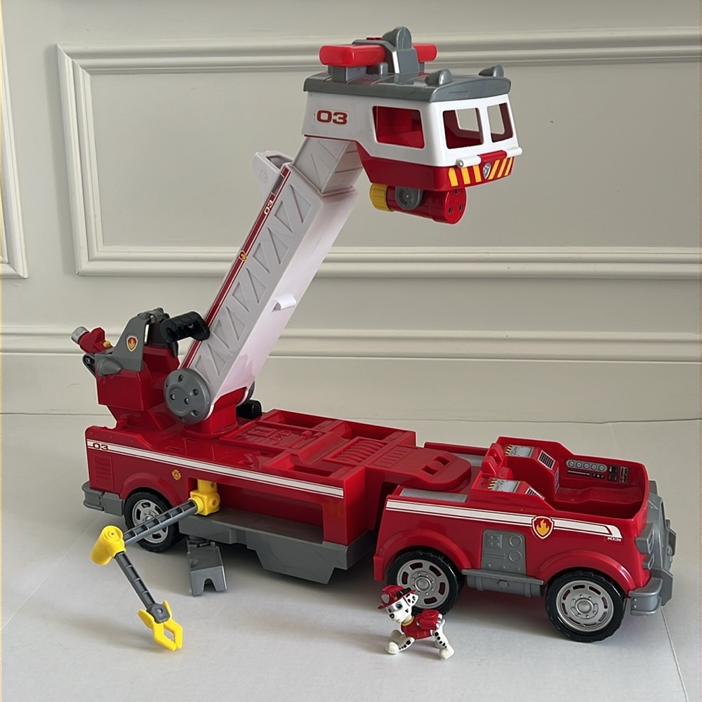Paw Patrol Ultimate Rescue Fire Truck w/Extendable 2 ft. Tall Ladder Marshall - Picture 3 of 17